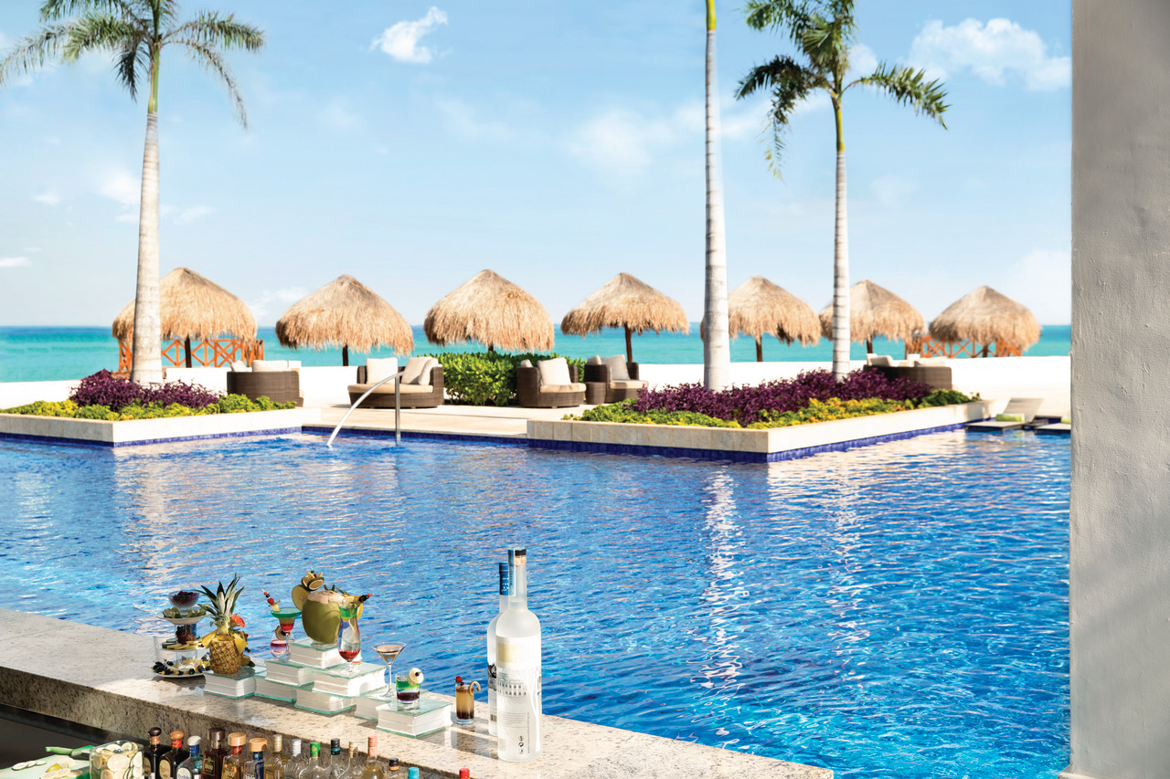 Hyatt Ziva Cancun Sips & Dips Swim Up Bar.