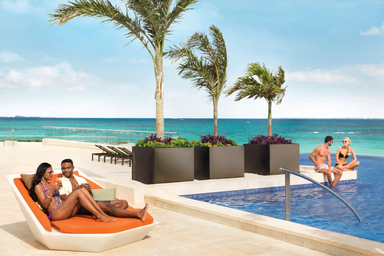 Hyatt Turquoize parejas en la piscina.