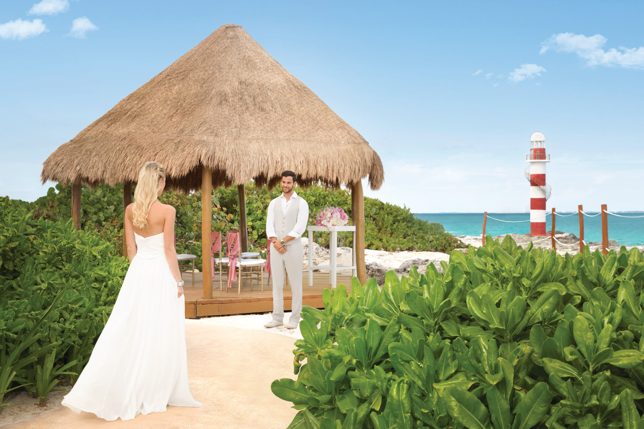 Hyatt Ziva Cancún Turquoize pareja en boda frente al mar.