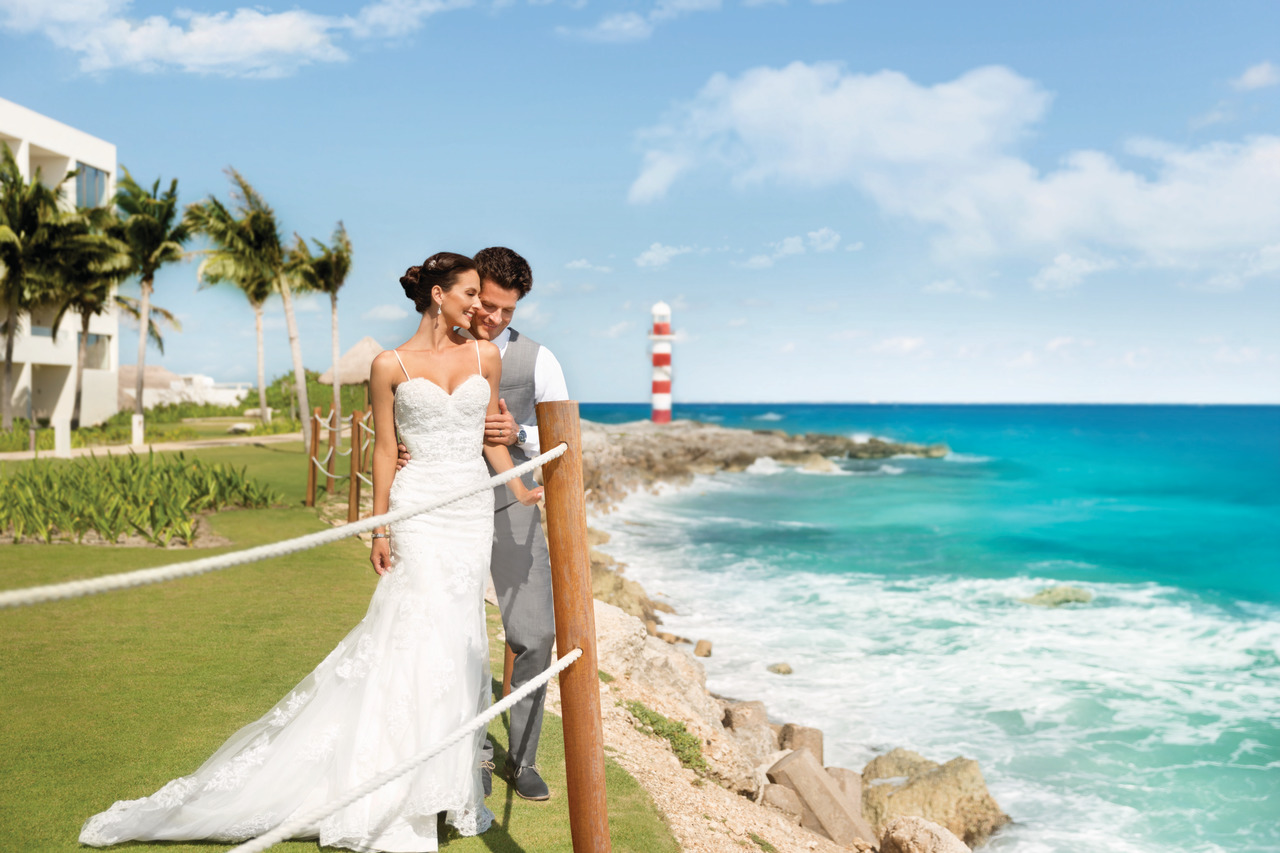 Hyatt Ziva Cancun Turquoize wedding couple romantic.