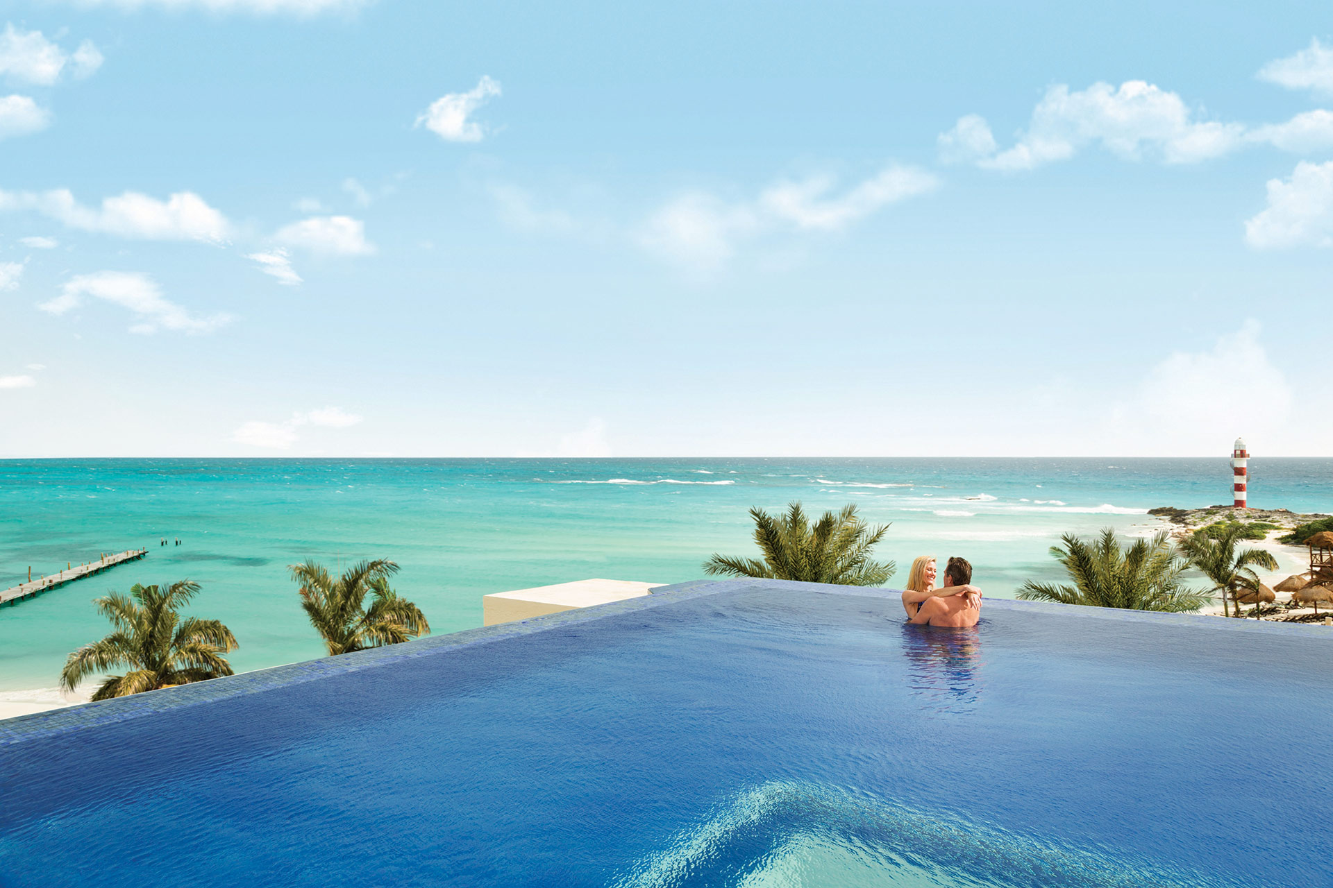Hyatt Turquoize pareja en la piscina Infinity del rooftop.
