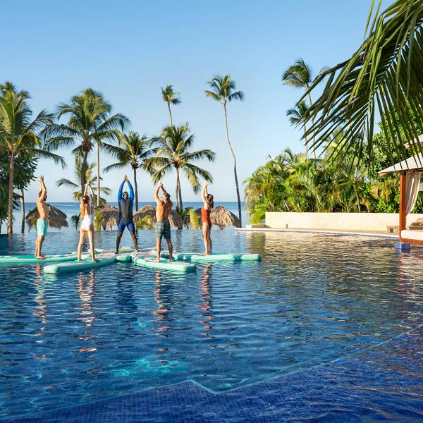 Sesiones de fitness en la piscina infinita.