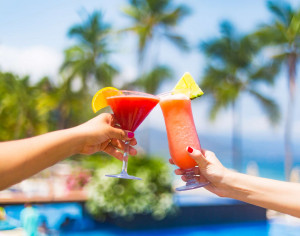 Cocteles frente a la piscina.