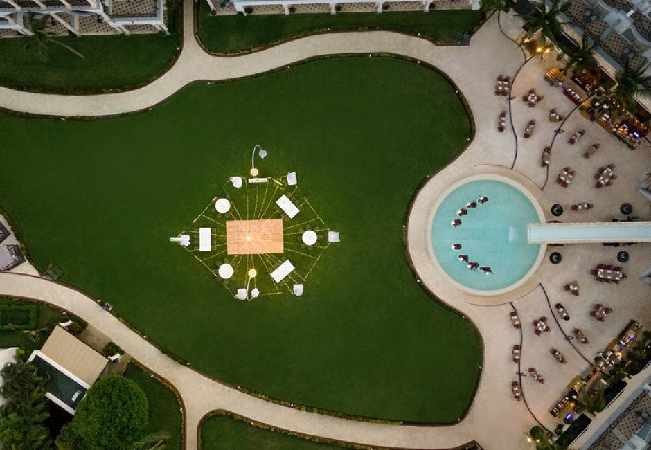 Espacio para eventos al aire libre en el jardín central.