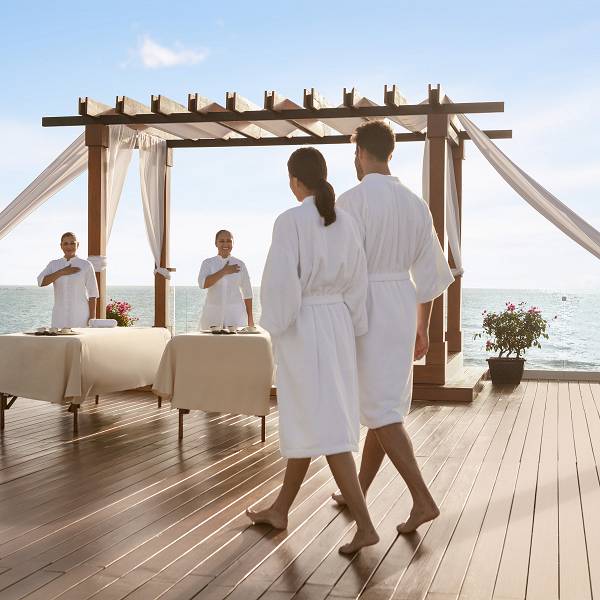 Masaje para parejas frente al mar.