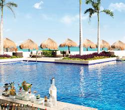 Hyatt Ziva Cancun Sips & Dips Swim Up Bar.