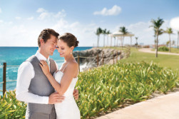 Hyatt Ziva Cancún Turquoize recién casados frente al mar.