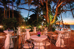 Hyatt Ziva Puerto Vallarta montaje de cocktail exterior.