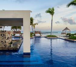 Hyatt Ziva Cancun Sips and Sips Swim-up bar.